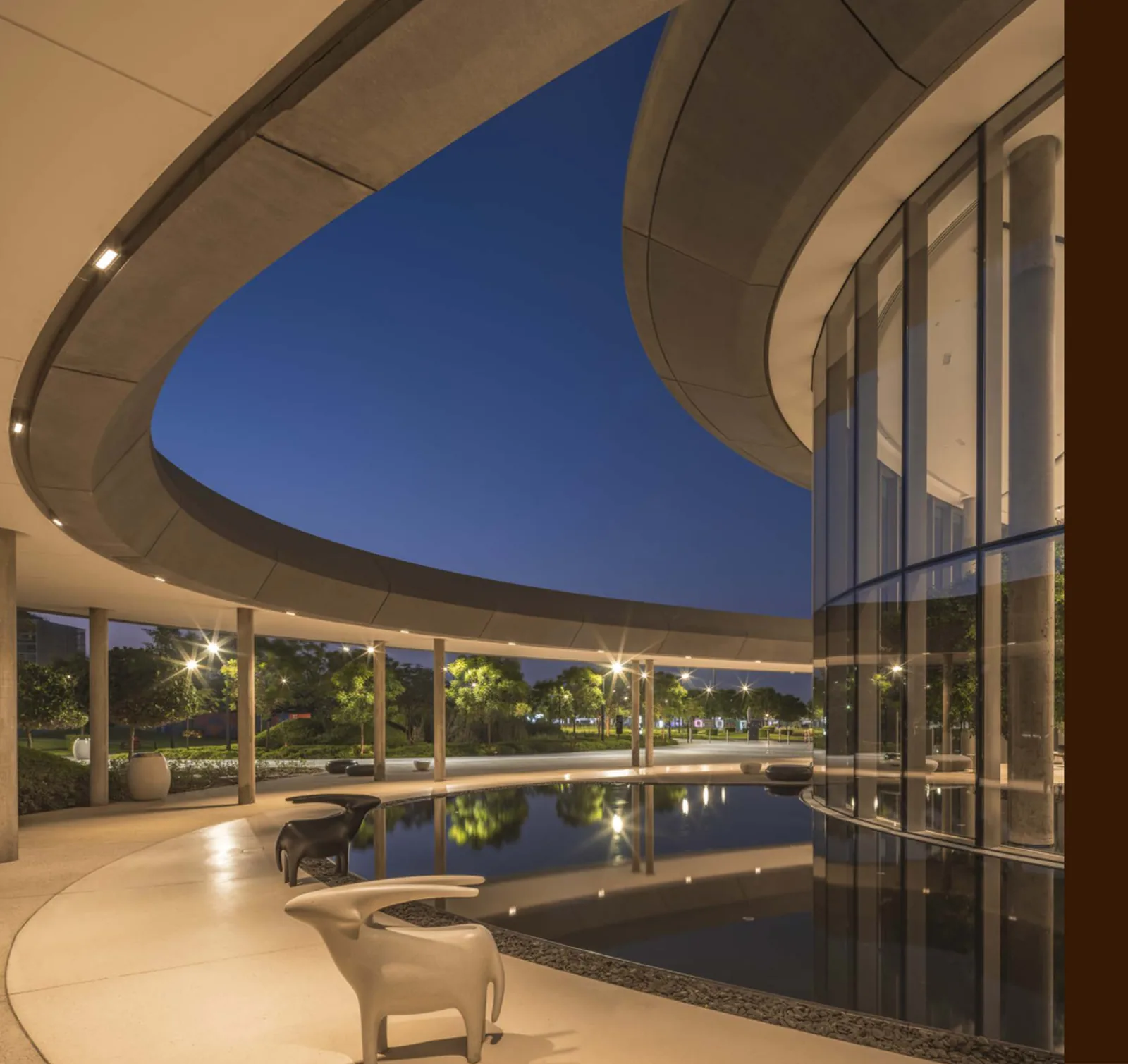 Akala, Terrasse mit Turm-Architektur